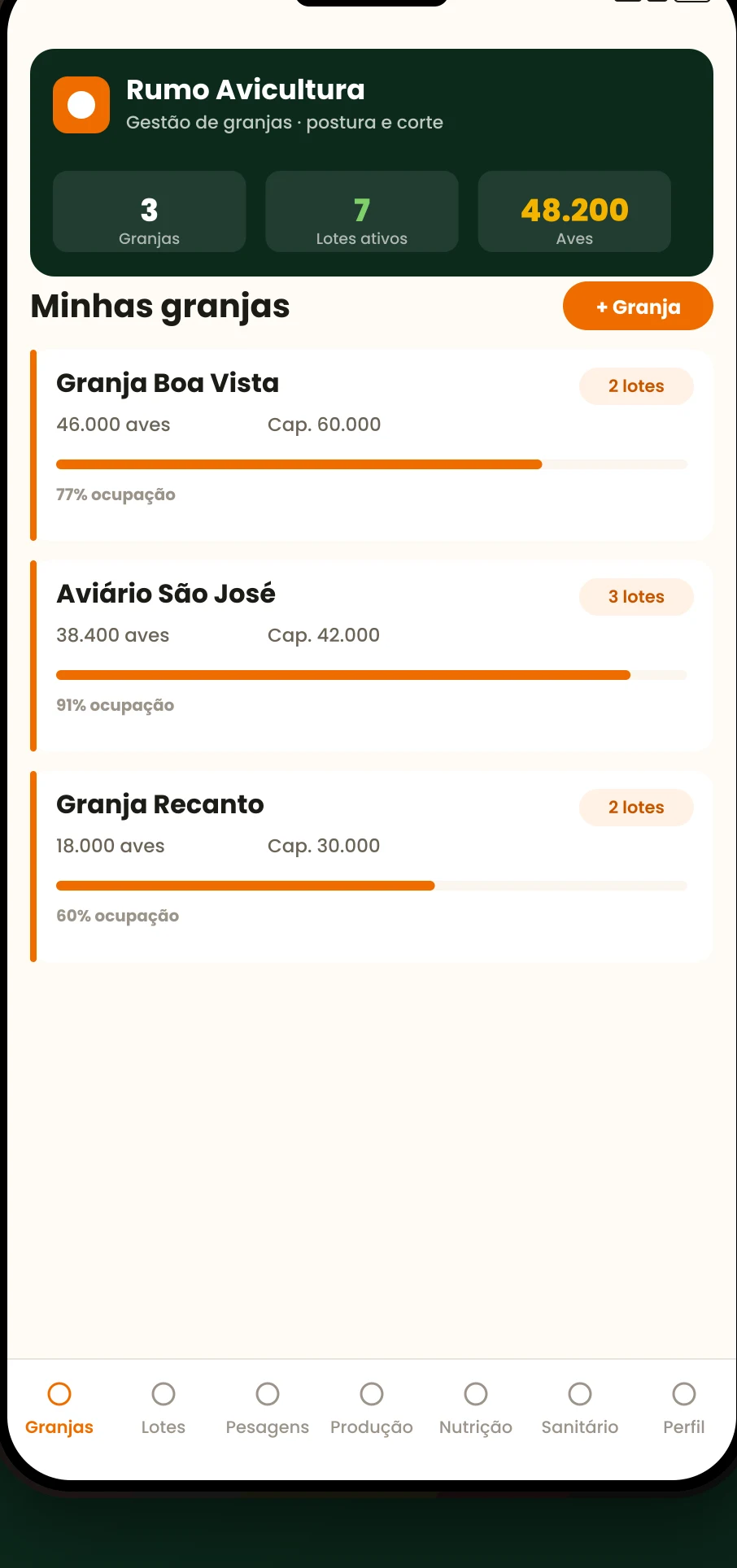 Tela do app Rumo Avicultura: painel de granjas com lotes ativos, número de aves e ocupação por galpão